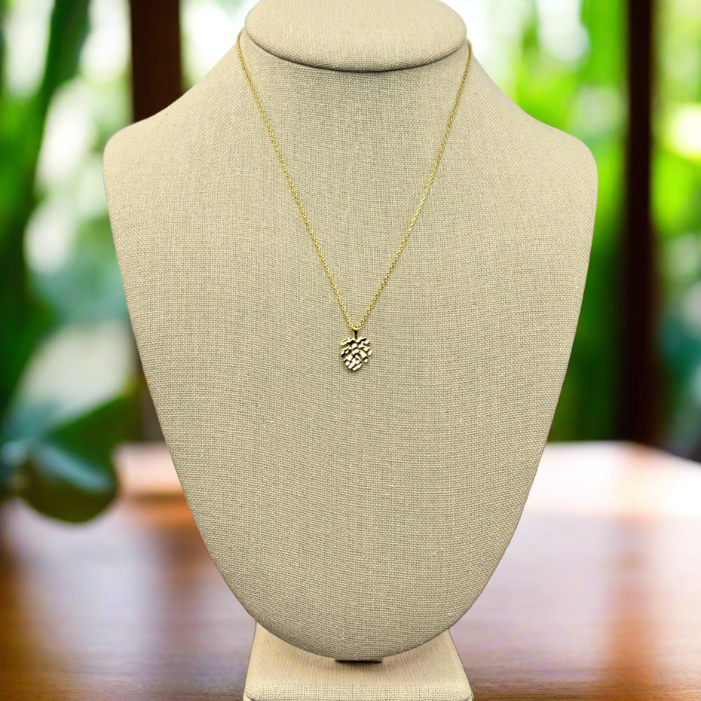 Tropical 18k gold monstera leaf necklace – elegant accessory for casual wear
